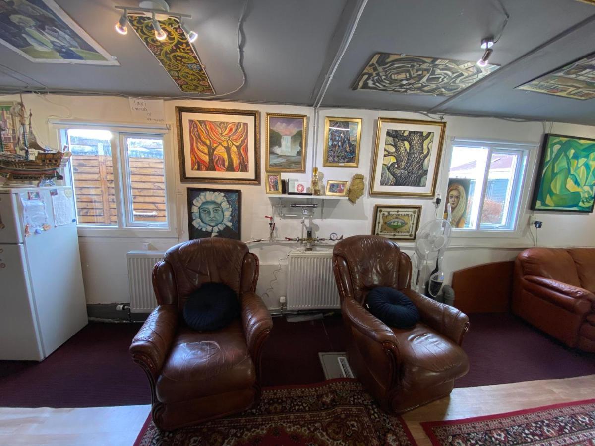 Brimarsbru Sleep Inn-Art Gallery Njarthvik Bagian luar foto
