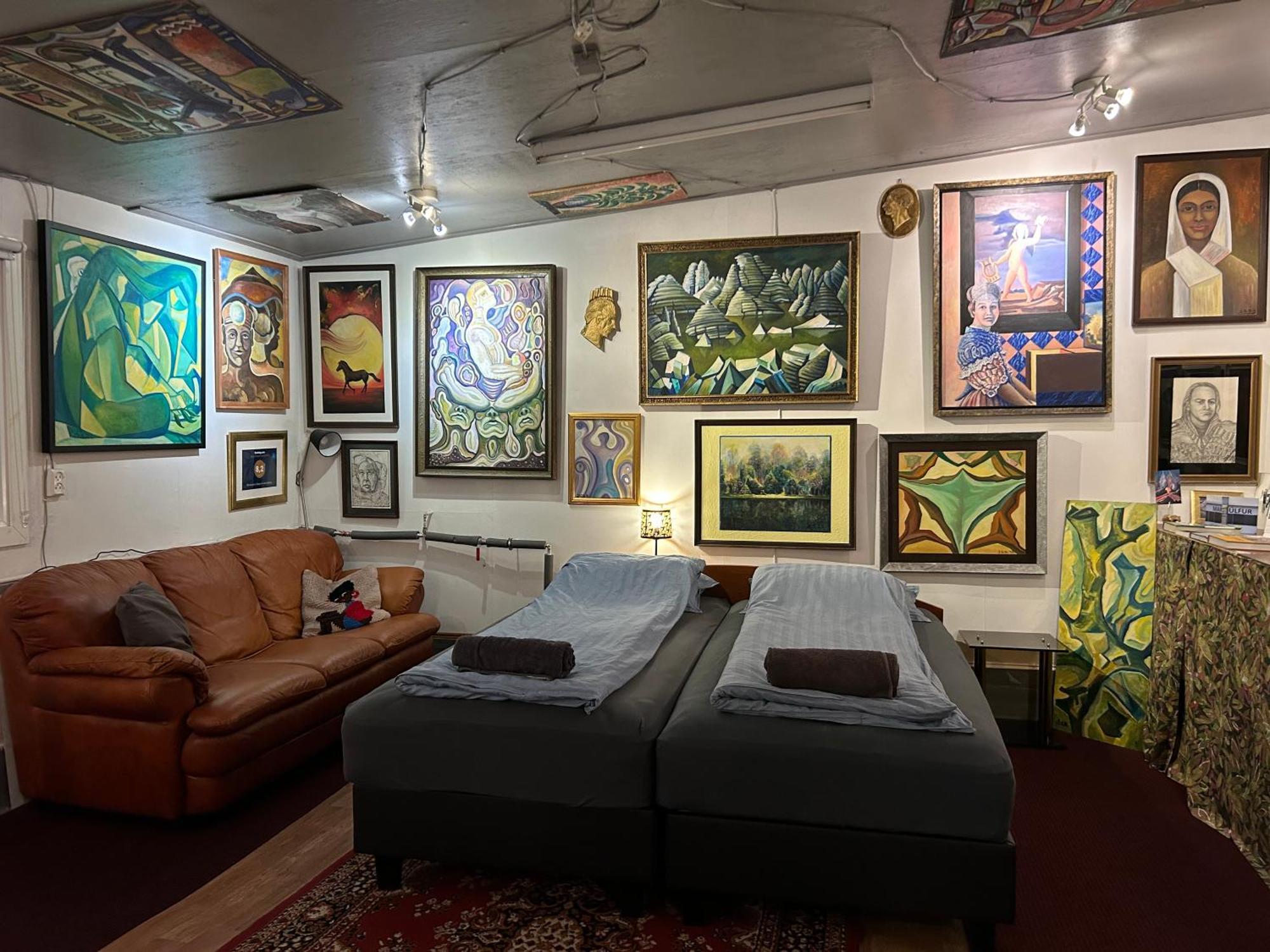 Brimarsbru Sleep Inn-Art Gallery Njarthvik Bagian luar foto
